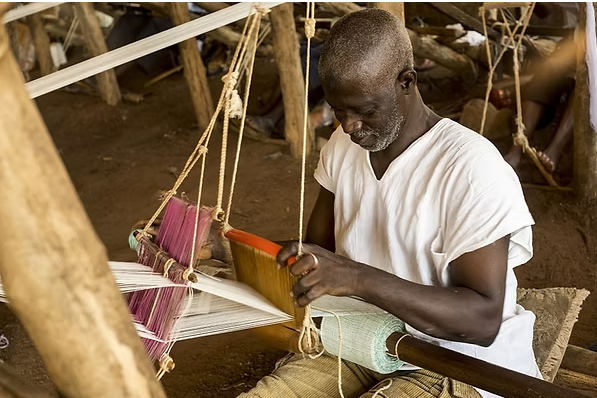 Artisan tisserand au métier à tisser traditionnel